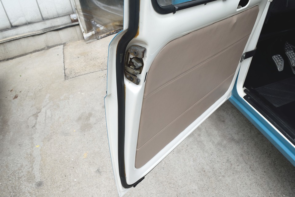 ほぼ必ずと言っていいほどボロボロになってしまうドア周りのウエザーですが、すべてのドアを張り替え済！これはうれしい～！