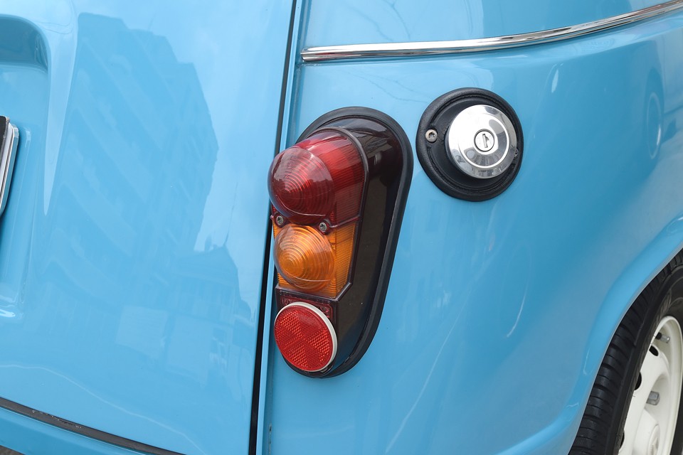 印象的な形状のリアレンズももちろん割れやくもりはありません！燃料タンクキャップもメッキタイプへ交換済！