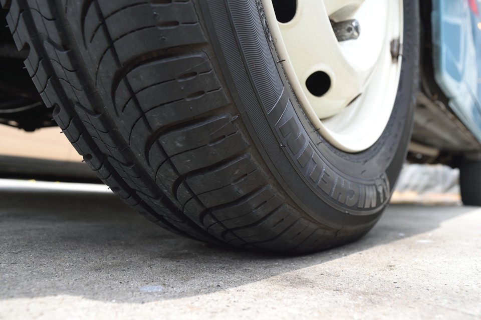 タイヤ残溝はご覧の通りまだまだ十分！6～7分山というところでしょうか・・・ん？でも良～くみると、細かなヒビが・・・まだまだ使えるので、もったいない気もしますが、ここは思い切って・・・ご成約いただきましたら、新品ミシュランタイヤ4本交換サービスします！