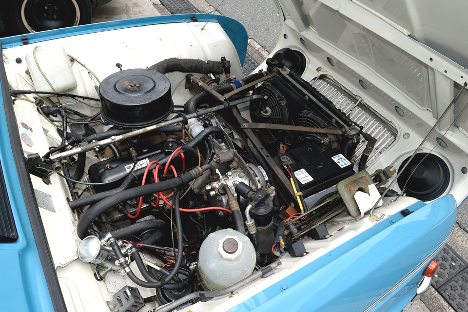 平成26年にボディワークと合わせ、エンジン、ミッション、足回り等の機関も手を入れてます。例えば・・・エンジン、クラッチ、ブレーキはオーバーホール。ブッシュ、ゴム、ホース類はほぼ交換。コイル交換。セミトラ化。タイヤ、ショックアブソーバー交換。キャトルの弱点のプーリ―はノーマルより幅広タイプをワンオフ製作し換装。セルモーター交換。ウォーターポンプ交換。ボールジョイント交換。マフラー交換等々。