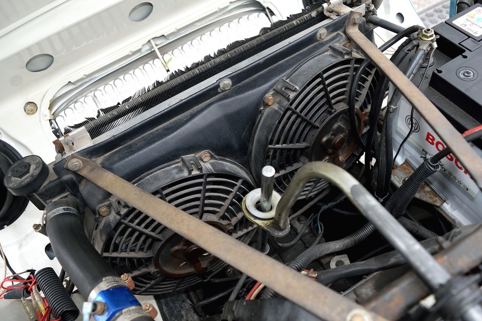 あとは・・・良かった！この個体の電動ファンは2連タイプですね、これは安心！クーラー付は基本、2連ですが、故障等で1個のもの換装されていることもあるので、それだと夏場はオーバーヒートのリスク増大やクーラーの効きにも影響しますからね。