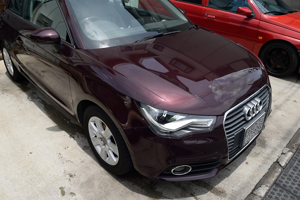 この色味が良くて仕入れたんですけど、良いと思いません？小さな高級車に相応しいボディカラーだと思います。塗装の状態も、色褪せなんかも無く、ご覧の輝き！