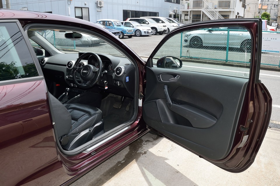 それではドイツ車らしい、質実剛健で機能的なインテリアへ！どうぞぉ～！