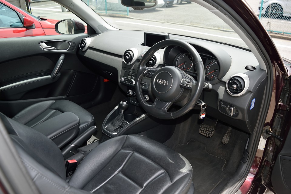 ブラック＆クロームで統一されたしっかりとしたデザインは、とてもこのサイズのクルマとは見えません！ボディデザイン同様に手抜かりはないのです！