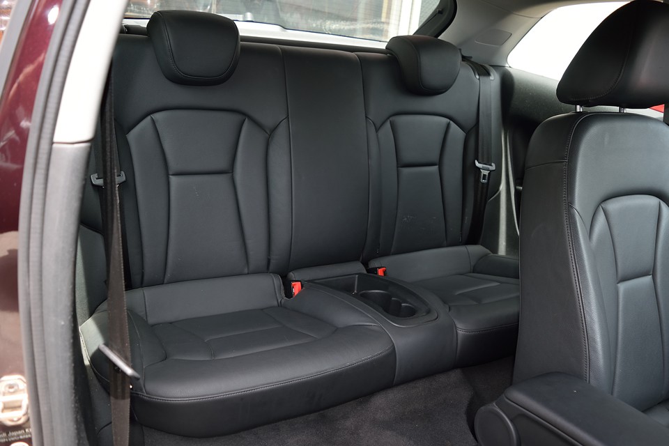 リアシートももちろん本革シート！助手席後方の背もたれ部に若干のキズはあるものの、使用頻度が少ないおかげで、全体的にはキレイな印象で革の状態も良いです。