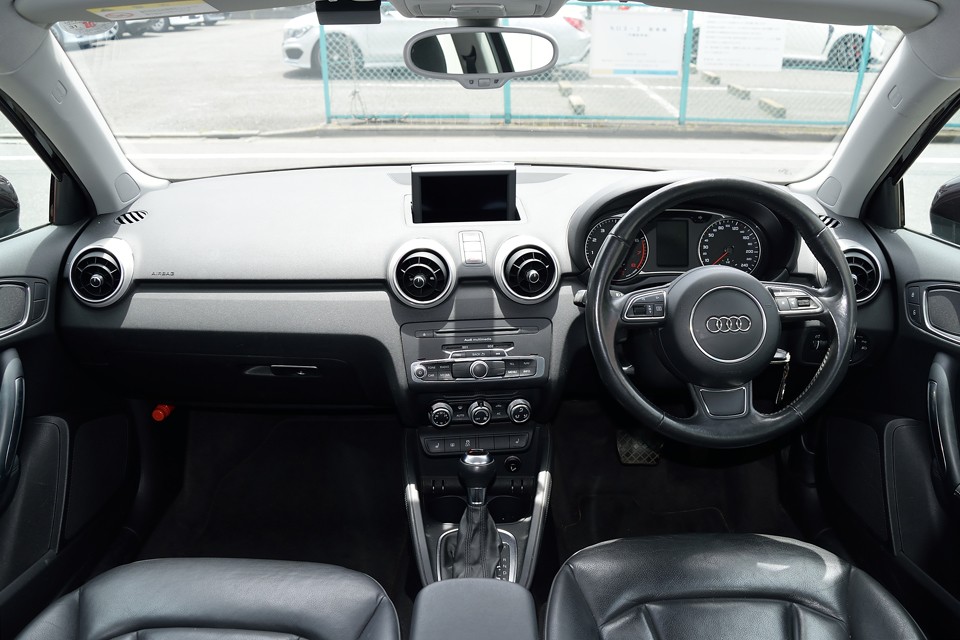 ここだけ見たら上級モデルと何ら変わりはありません。コンパクトカーという事を忘れさせるシッカリとした造りはさすがアウディ！と言ったところでしょうか。