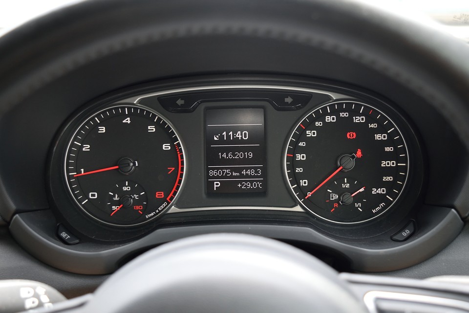 実走行8.6万km！23年車ですから普通に使われてきた妥当な距離ですね。もちろん少ないに越したことはないのですが、23年車で1.0万kmという車両よりは個人的には安心できます。