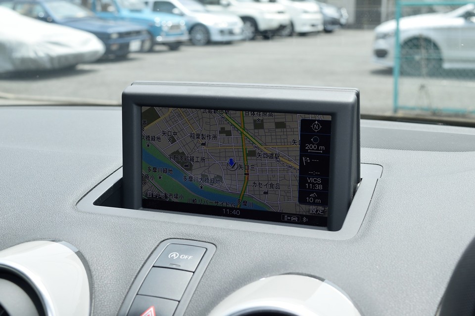 ナビのディスプレイは格納出来るビルトインタイプ！やはり純正はデザインに溶け込んでしっくり来ますね。