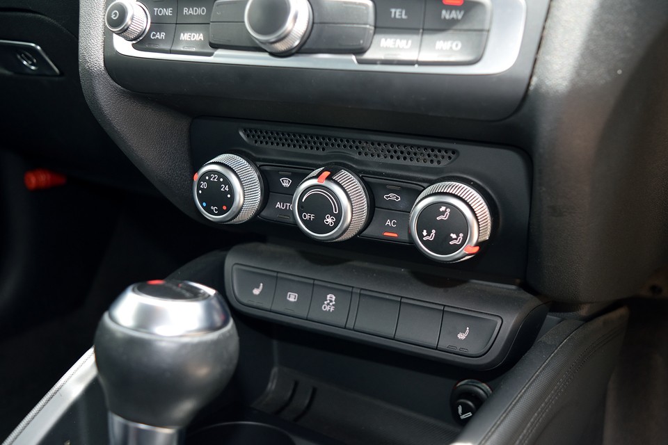 空調関連はとても分かりやすいですね。その下には、何とこのクラスはあるまじきシートヒーターのスイッチが！冬場の本革シートにはあるとうれしい装備ですね。