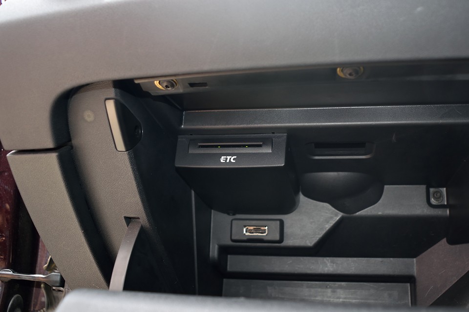 グローブBOX内にビルトインETCを装備。後付みたいに配線も無くスッキリ！外から見えないのもセキュリティを考えたら安心なのです。