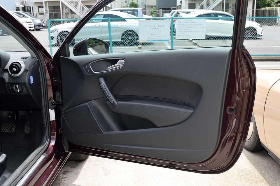 ドア内張りです。若干の薄汚れはありますが、この程度でしたらクリーニングで目立たなくなりそうです。