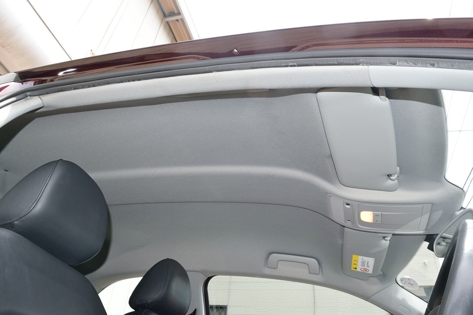 このクルマで唯一気になるのが、この天張り。前席の上部は良いのですが・・・。