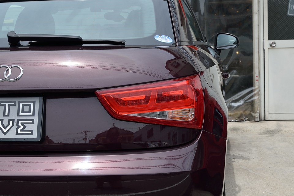 もちろんリアレンズも割れ、色褪せはありません。