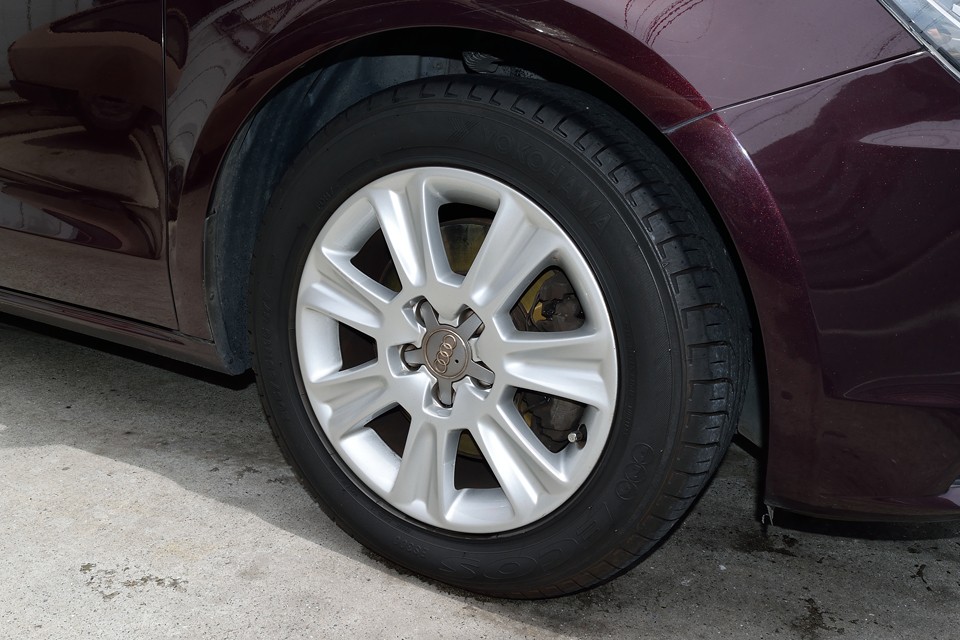 純正アルミホイールも若干のキズはあるものの酷いガリキズなんかはありません。