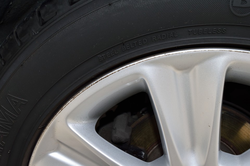 その若干のキズがこれ。薄い擦りキズなので、タッチアップ補修で目立たなくなりそうです。もちろん納車時にやりますのでご安心を。