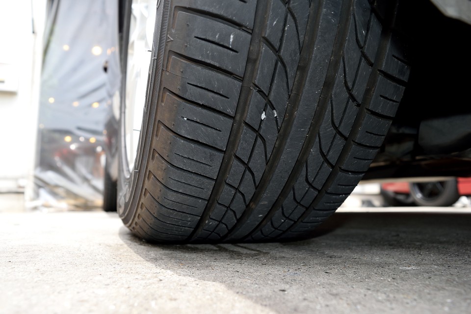 タイヤ残溝はご覧の通り。7分山というところでしょうか、まだまだ当分交換の必要はなさそうですね。