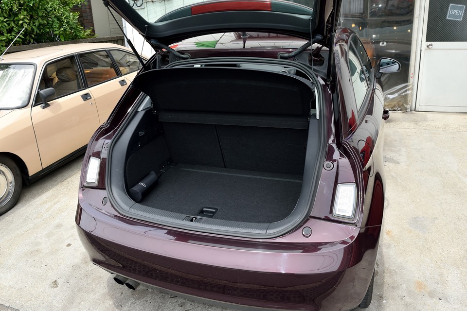 ガバッと開くリアハッチは見るからに使いやすそうです。容量もこのボディサイズを考えたらかなり優秀！日常使用で困る事は無さそうです。