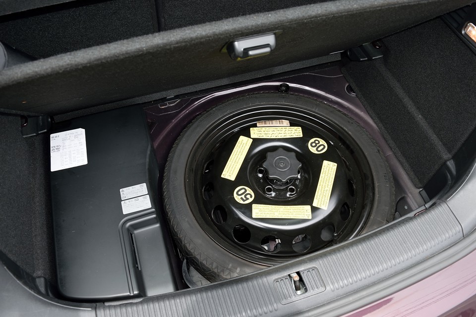 トランク床下にスペアタイヤを装備。未使用のようです。
