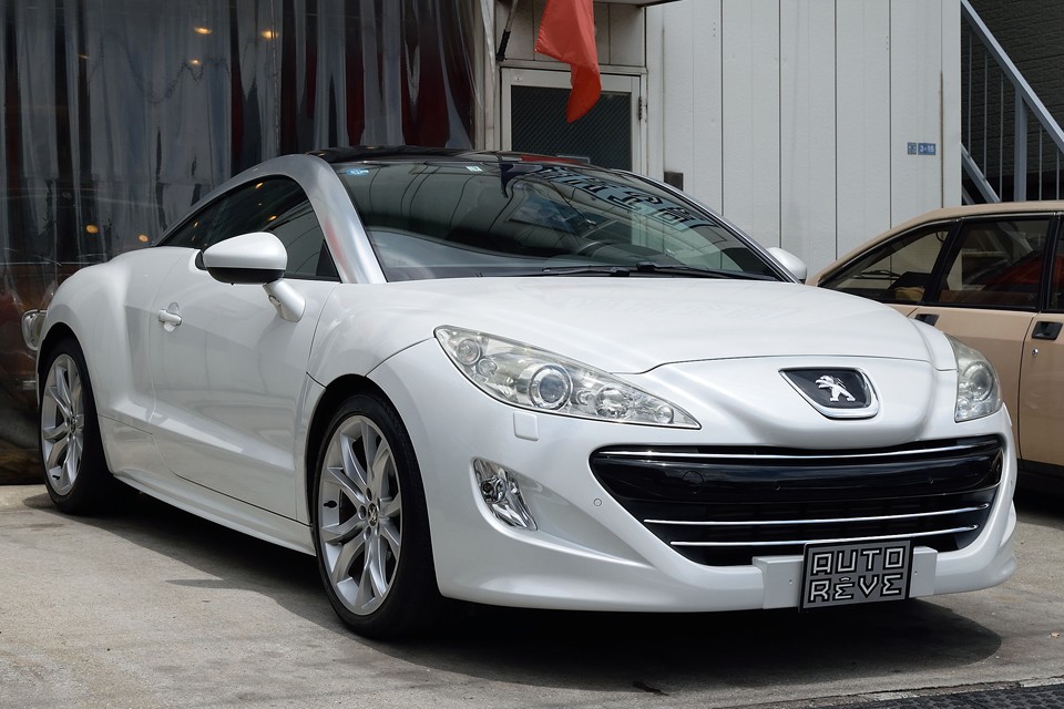 2011（平成23）年式 プジョーRCZ 左ハンドル 6MT！まさしくネコ科を連想させる、しなやかで俊敏なスタイルは、近年プジョーモデル中の傑作！この美しさは何に例えれば・・・。