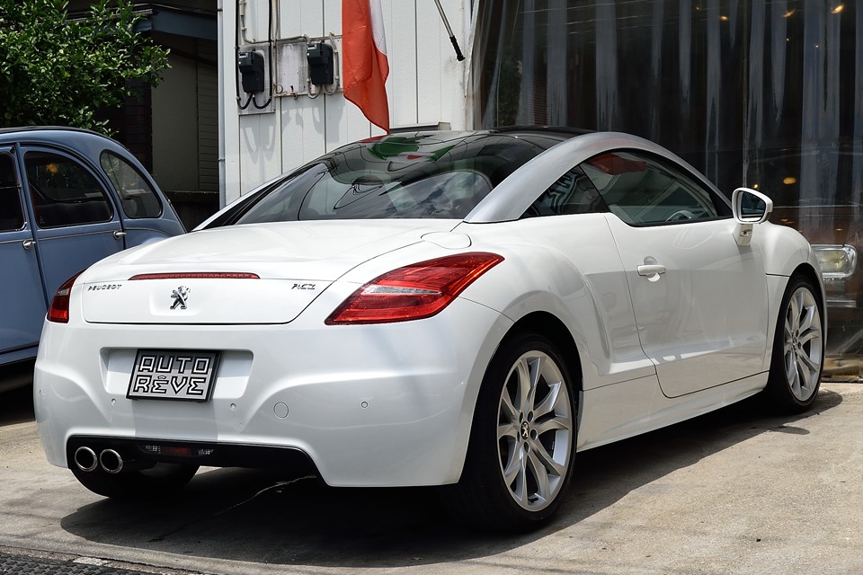 にもかかわらず、これだけフットワークが良さそうで、重量感を感じさせない、身軽な印象なのは、まさしくデザインの勝利！