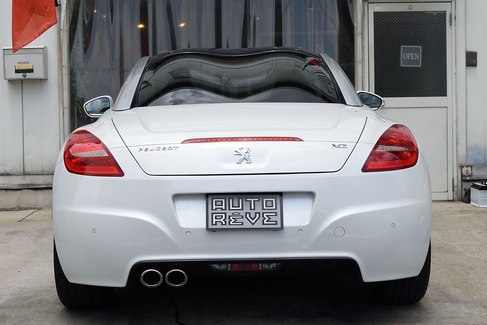 リアの自然な膨らみ感がいいですねぇ。大胆なボディスタイルのはずなのに、それを構成する面はシンプルと言えるくらい無駄が無く、美しくまとめられたリアスタイル！