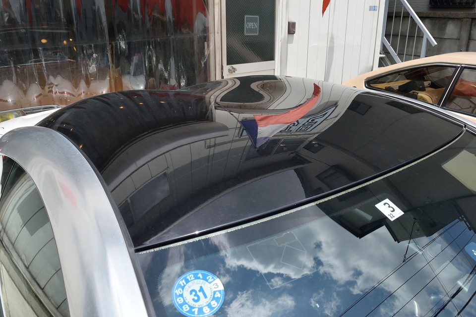 そして、この非常に凝った造りのガラスルーフ！ダブルバブルと言われる形状は、ボディ全体の流れるようなフォルムと相まって美しさを引き立ててますね。