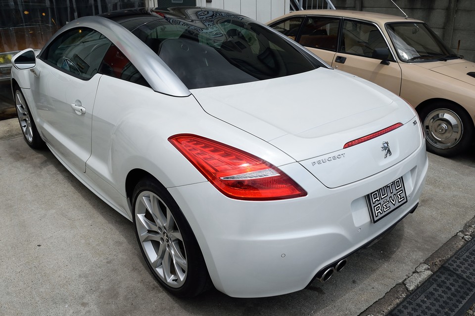 ネコが姿勢をかがめて獲物を狙っているかのような躍動感を感じさせるリアフォルム！ボディ全体に対して、これだけリア長があると、普通は間延びしてしまいそうですが、そう見えないのは優秀なデザインのおかげ！