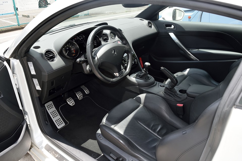 全体的にはオーソドックスな造りのインテリアですが、低い着座位置に腰を下ろすと、すべてがタイトで特別なクルマだということに改めて気付かされます。