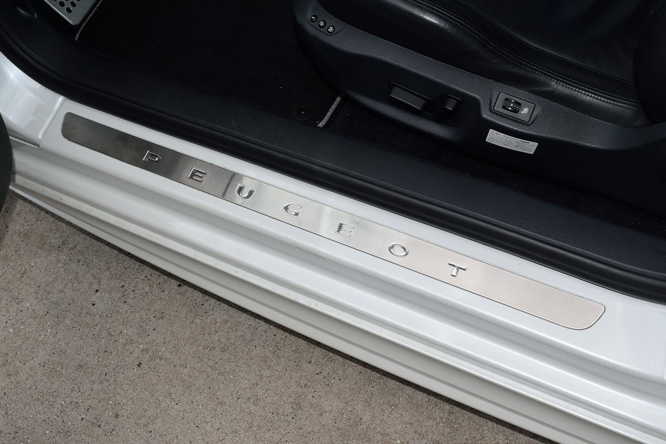 このサイドシルの厚み！少し前のユルユルなフランス車のイメージは皆無！スポーティーなクルマには強靭なボディ強度が必要不可欠なのです！