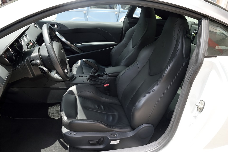 体全体を包み込むようにホールドしてくれるレザーシート！でもそこはフランス車！ガチガチな感じでは無く、柔らかさもあるので、長時間ドライブではアドバンテージになるかも！