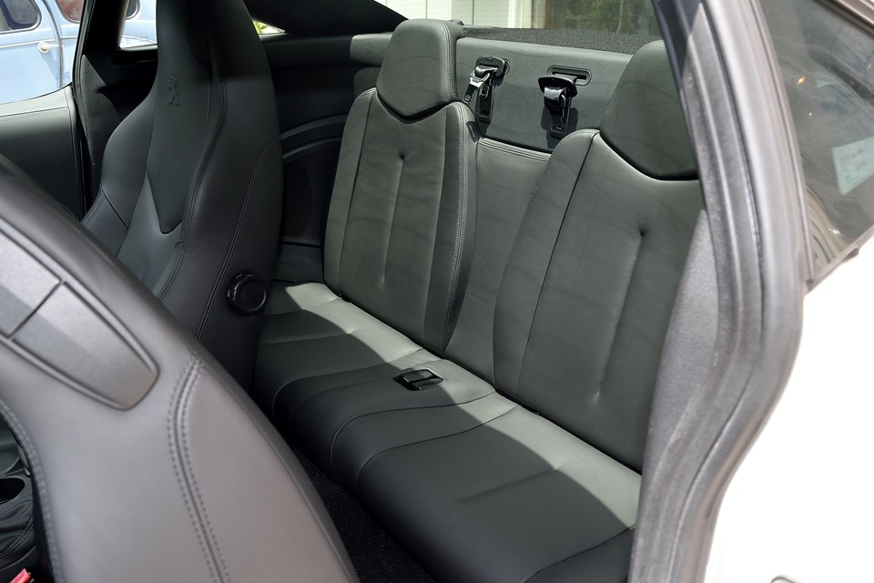 車検証上は4人定員ですが、リアシートはご覧の通りミニマム！フロントシートをかなり前に移動して、やっと座れるかどうかのスペースです。