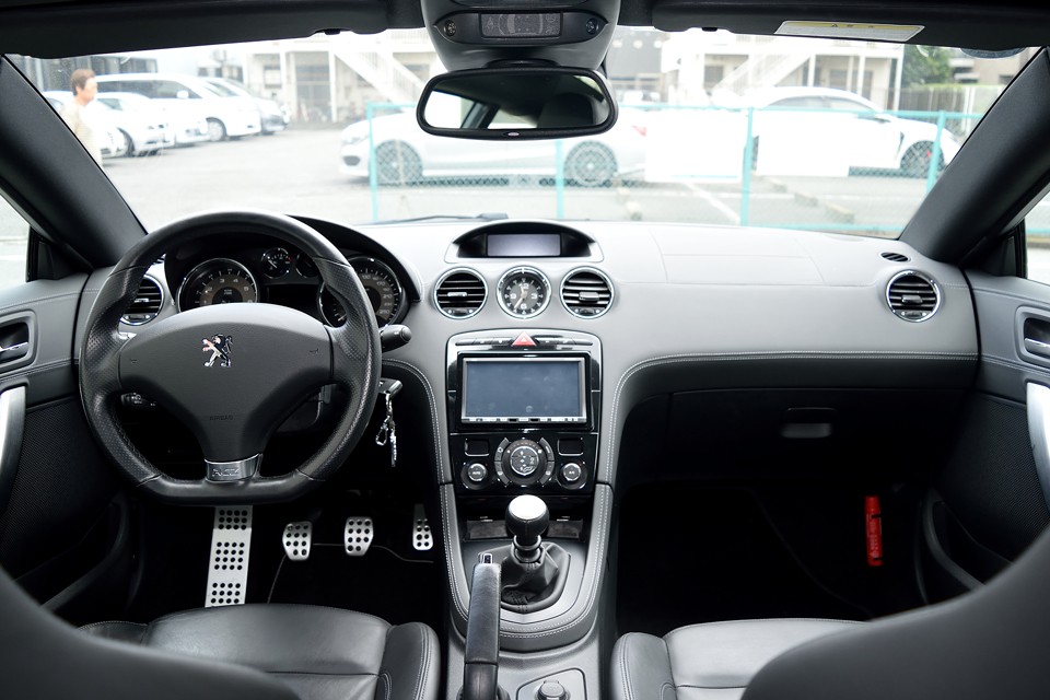 乗員を囲むダッシュパネルは、タイトで安心感を感じます。決してゆったりとくつろぐタイプのクルマではないのですが、この安心感はそれに近い、落ち着ける感覚があります。