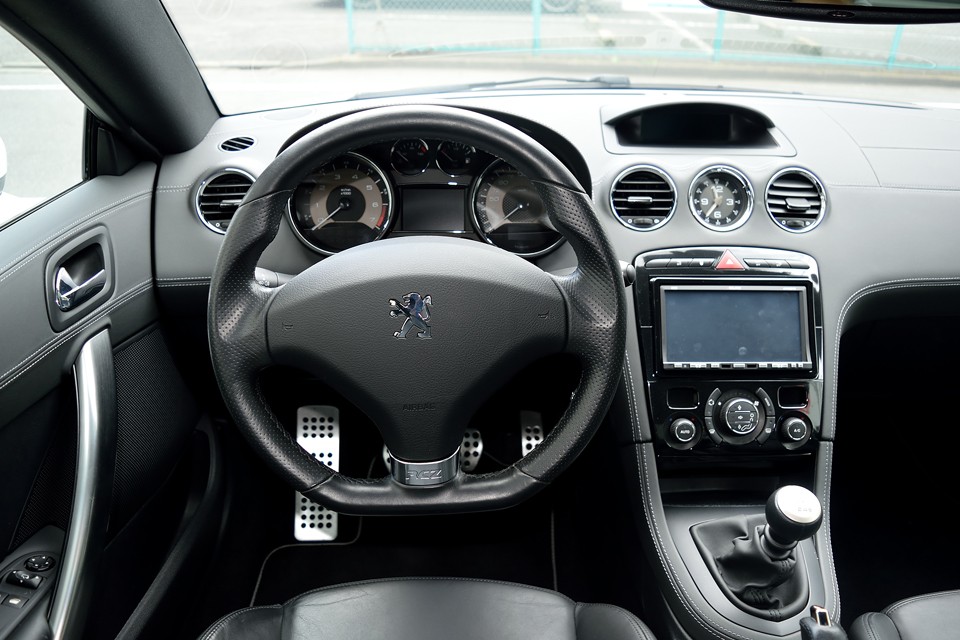 とてもオーソドックスなレイアウトのメータ類。奇を衒わず、真面目に丁寧に造り込むことによって美しさを表現しているのではないかと・・・そうだとすれば大成功！