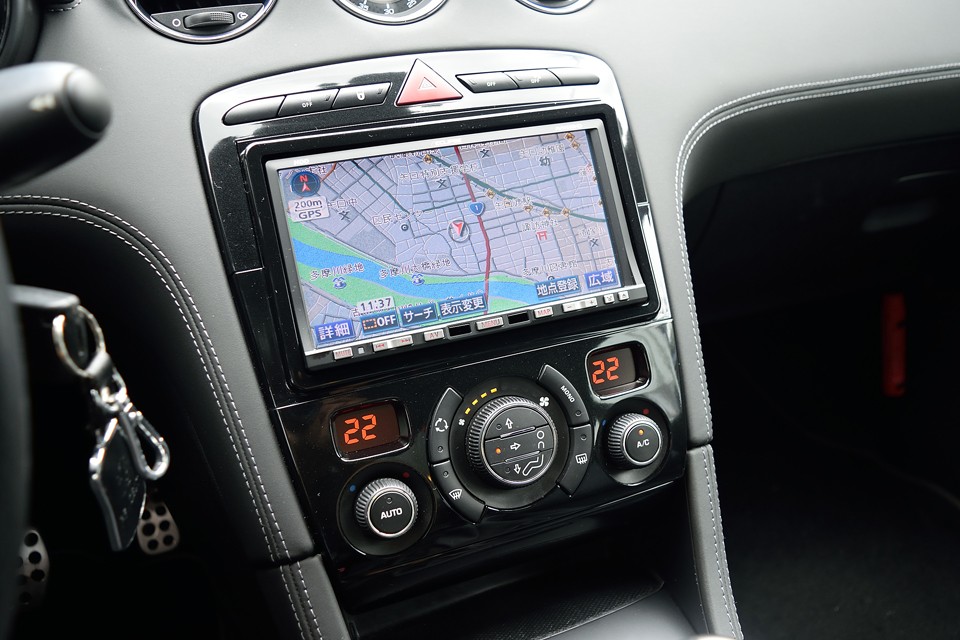 センターコンソールにスッキリと収まるのはやはり純正ナビですね。さすがに古さは否めませんが、まだまだ現役！機能的には十分ではないかと・・・。