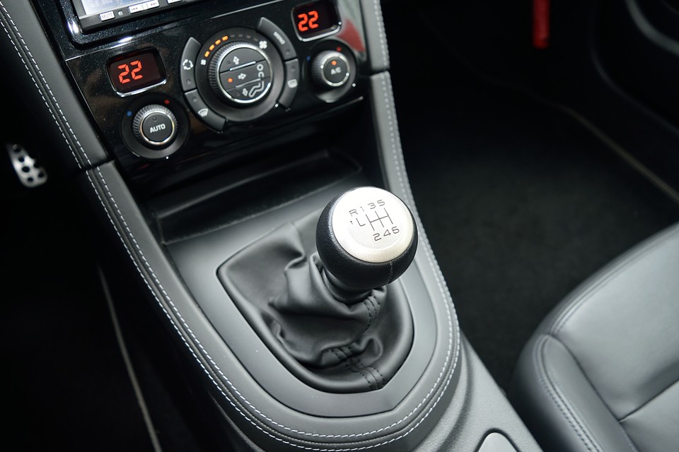 左ハンドルのMTってやっぱいいですね。スポーティーな欧州車にお乗りになるなら、やはりこれがベストではないかと・・・。シフトフィールはこれまたフランス車にはあるまじき？！ショートストロークでカチッと決まる心地よいシフト！
