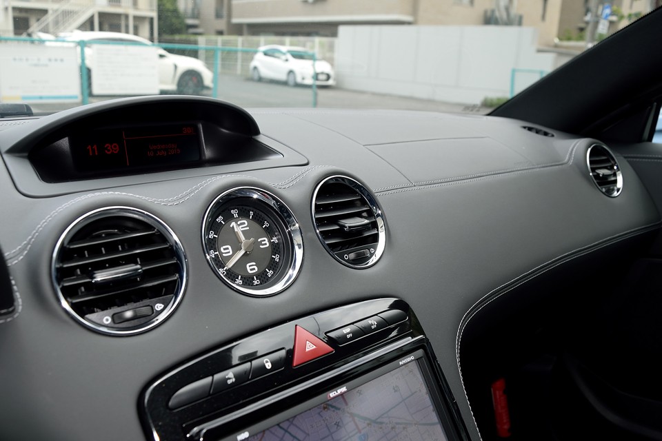 ダッシュパネルはすべて肌触りの良さそうな上質なレザーで覆われています！