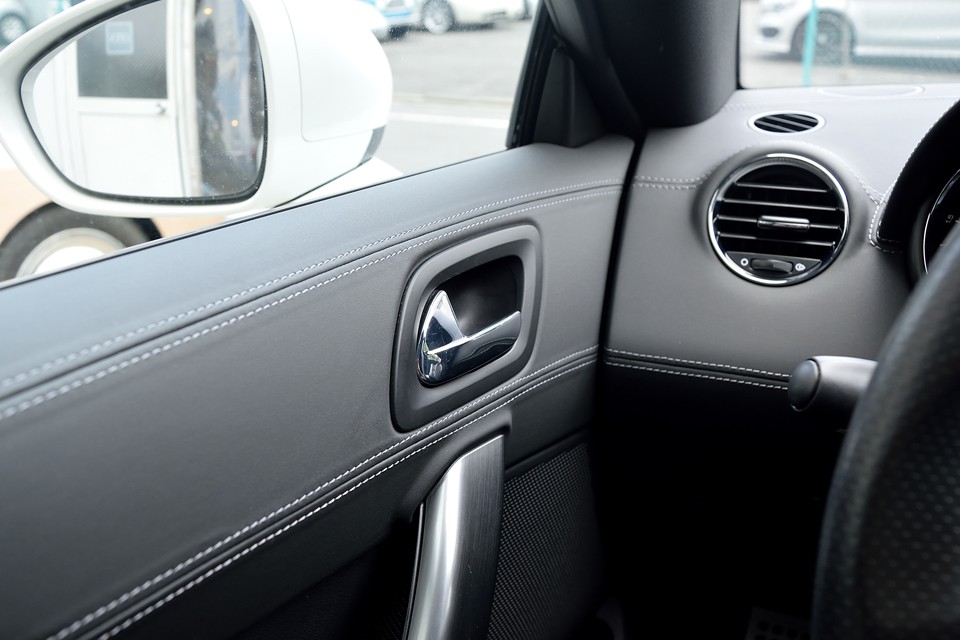 ステッチでつなぎ合わされた丁寧な造りは高級車の証！