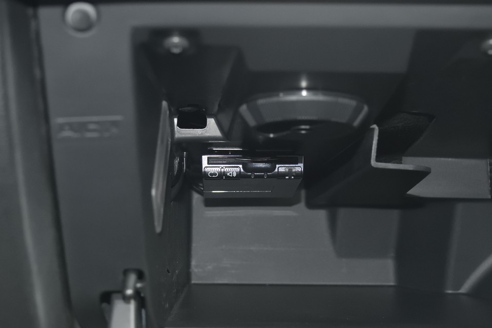 ETCは助手席ごローブBOX内に装備。Panasonic製の音声案内、アンテナ別体タイプです。