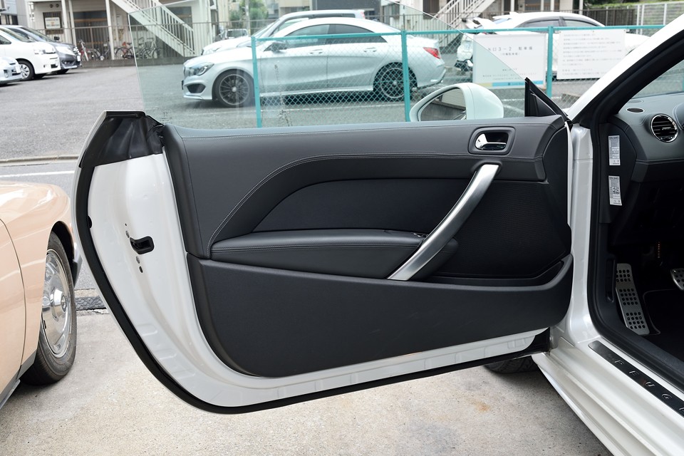 ルーフアーチと共通のデザインのドアハンドル！すべてに統一され、きっちりと考えられているからこそのまとまり感！もちろん目立つキズや汚れもありません！