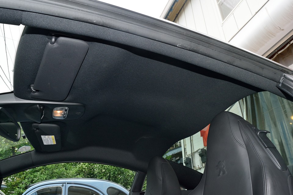 今では珍しい黒い天張りです。圧迫感を感じさせないために、天張りは淡色系が多いですが、このRCZにはむしろタイトなイメージが合うということでしょうね。そのせいでしょうか、目立つ汚れはありません！もちろんタバコやペットの嫌な臭いもありません！