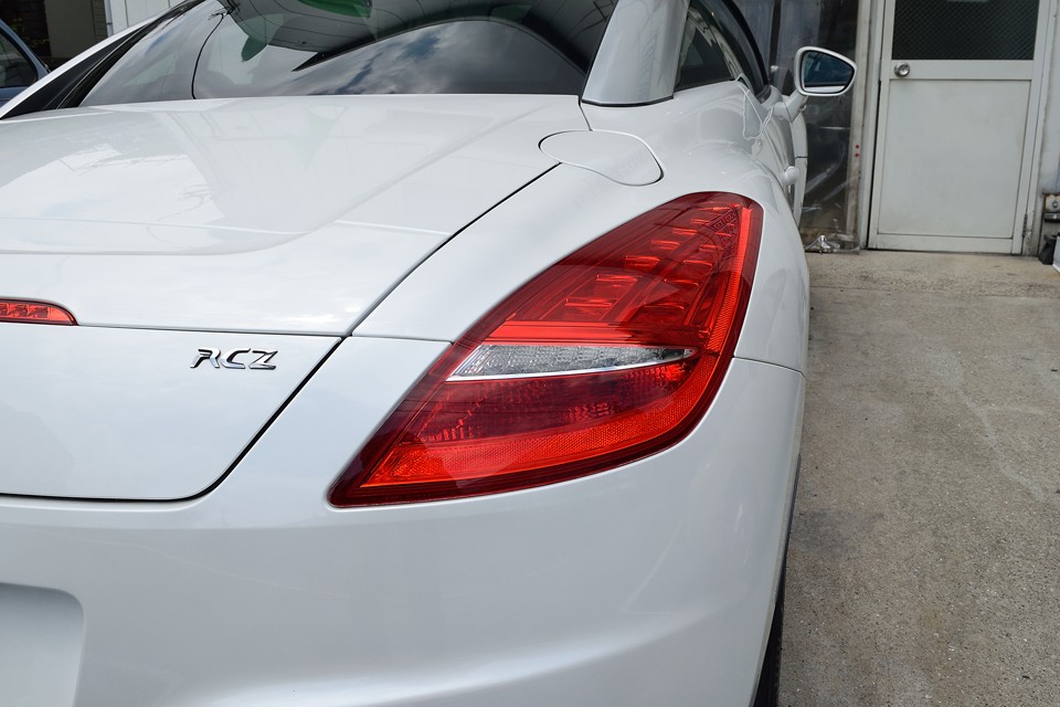 ボディラインに合った美しい形状のリアレンズは、ご覧の取り色褪せや割れはありません！