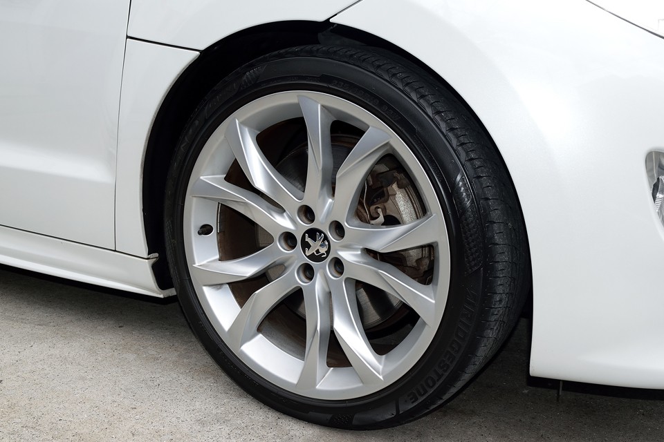 RCZ専用アルミホイールは、とてもアグレッシブなデザインで足元を引き締めます。ガリキズも無く、前オーナー様によるホイールコーティングのおかげでアルミにありがちなクモリもほとんどありません！
