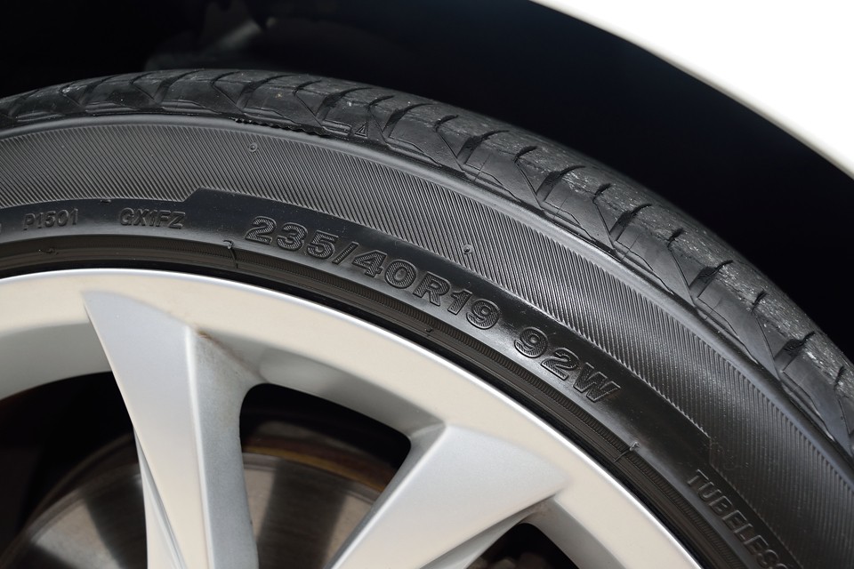 一見同じに見える右ハンドルのAT車と、この左ハンドルのMT車ですが、タイヤサイズは、AT車235/45R18、MT車235/40R19と異なります。エンジンパワーがかなり違う事もありますが、これだけでも断然この左ハンドルMT車の方がスペシャルなのがお判りいただけるかと！