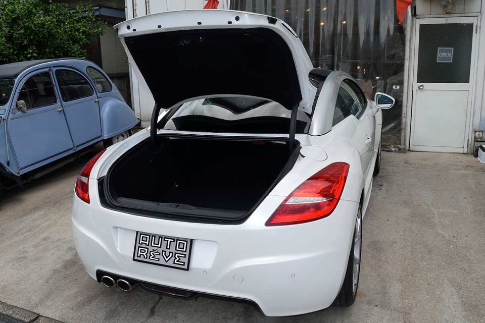 こんな流麗なボディスタイルですが、トランクスペースはタップリ！日常のお買い物はもちろん、旅行の大きな荷物でも困る事はありません！