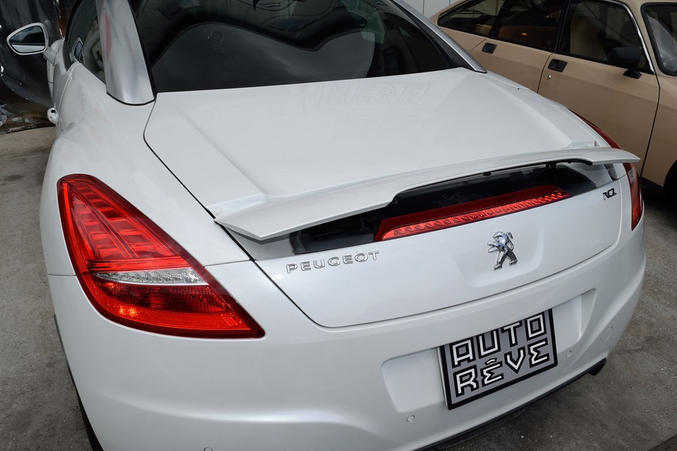 通常、時速85kmを超えると自動で立ち上がるリアスポイラーですが、前述のボタンで任意に可変出来ます。このスタイルがお好みでしたら、ボタンを押しましょう！