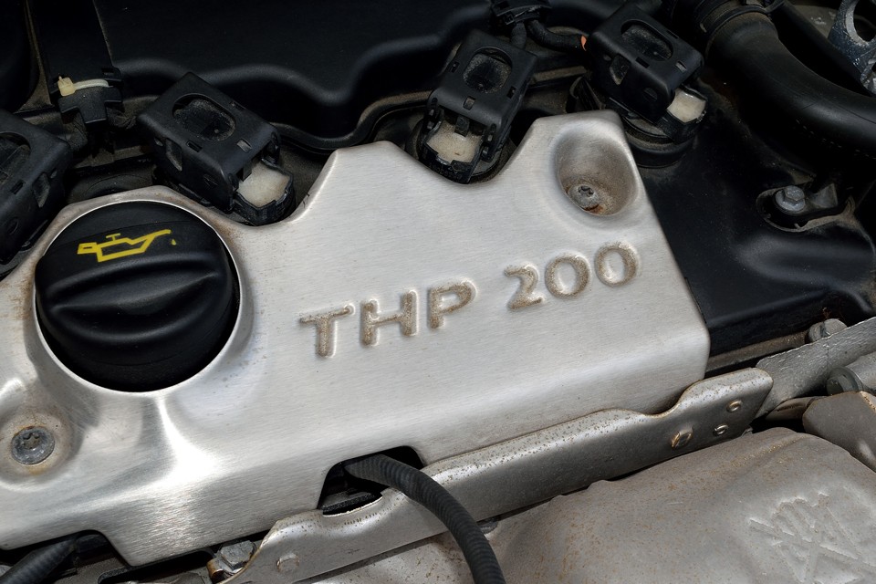 パワーユニットはBMWとPSA（プジョー、シトロエングループ）の共同開発による直噴ターボエンジン！スペック的には同時期のBMWミニクーパーS（184ps）とジョンクーパーワークス（211ps）のちょうど中間ほど。ミニクーパーS以上のパワーって考えると、これ、かなりのスペックなのです！