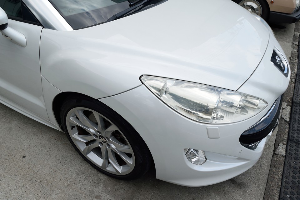 改めて、何がこうも美しいと感じさせるのかを見ていくと、このフロントサイドの流れを生かしたフェンダーの膨らみが・・・。