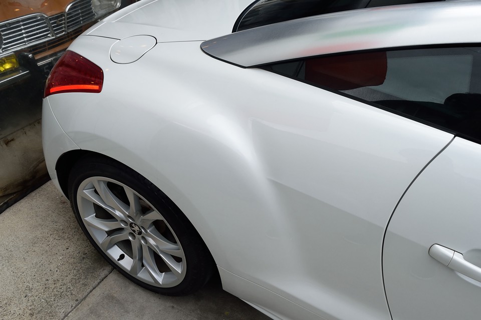 そしてこの、ネコの後ろ足の様な、しなやかな印象のリアフェンダーに受け継がれ、更にその先がボディ後端へ流れるように繋がっていく。