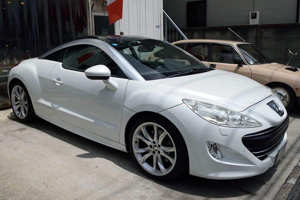 兎角、こういったデザインコンシャスなモデルは、「見た目だけのクルマだから・・・」っていう評価をされがちですが、そもそも見た目が良くって何が悪いの？って思うし、それに・・・。