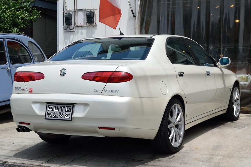 ベースの3.0 V6モデルに①専用ハイグレードブラックレザーシート②電動サンルーフ③166TI用 特別塗装 ヌヴォラペイント④166TI専用18インチアルミ＆スポーツサスペンション、そして更に・・・。